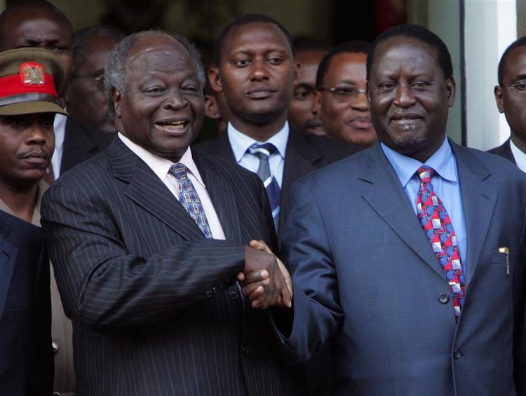Kenyas præsident Kibaki og oppositionsleder Odinga trykker hånd efter det første fredsmøde. 