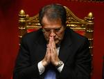 Inden afstemningen i Senatet tager Romano Prodi sig en stille stund. 
