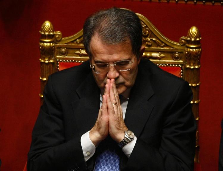 Inden afstemningen i Senatet tager Romano Prodi sig en stille stund. 