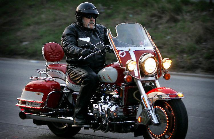 Motorcykelkørere over 40 er billigere for forsikringssikringsselskaberne end yngre. Derfor sænker flere selskaber nu prisen. Arkivfoto: Jens Dresling 