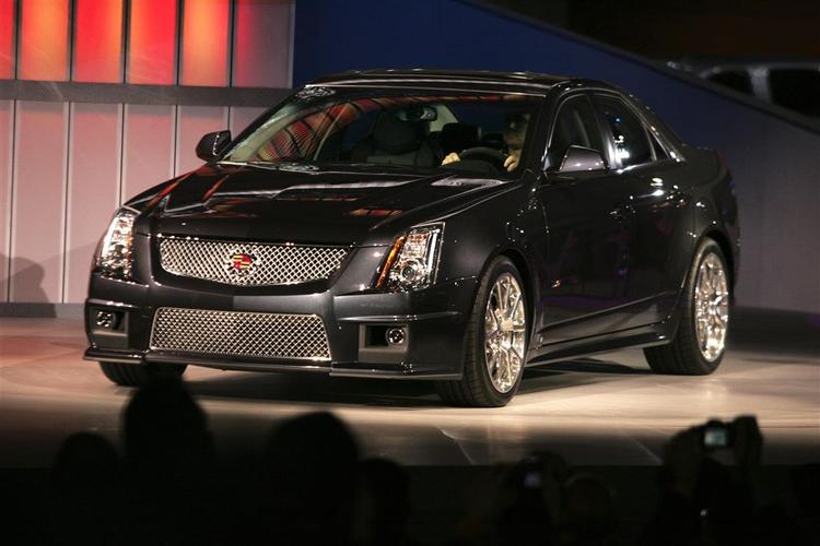 Cadillac CTS-V er et sandt muskelbundt, der skal tage kampen op med de kraftigste tyske biler. 