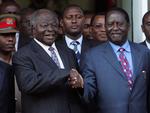 Oppositionsleder Raila Odinga (th.) afviser efter gårsdagens møde med præsident Mwai Kibaki (tv.) at indgå i en samlingsregering. 