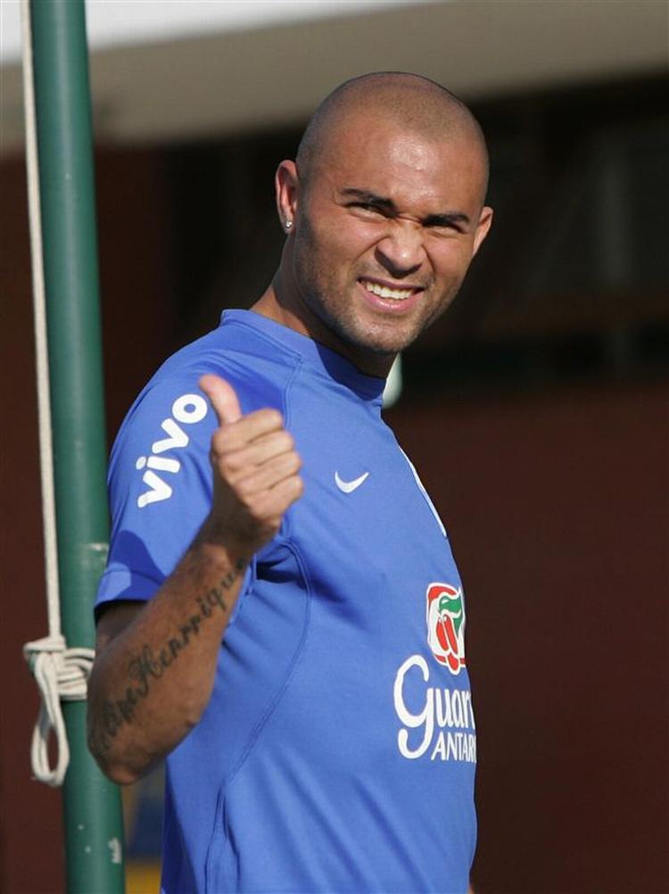 Siden Alves kom til Heerenveen i sommeren 2006 har han scoret 48 mål i bare 47 kampe. Tidligere i karrieren scorede han mål på samlebånd for de svenske klubber Malmö FF og Örgryte. 