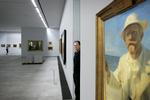 Christian Gether kigger ind i de nye udstillingsrum, der ved åbningen er fyldt med skagensmalernes kendte værker. Men udstillingen tegner et andet billede af de folkekære malere, end vi er vant til. Foto: Finn Frandsen 
