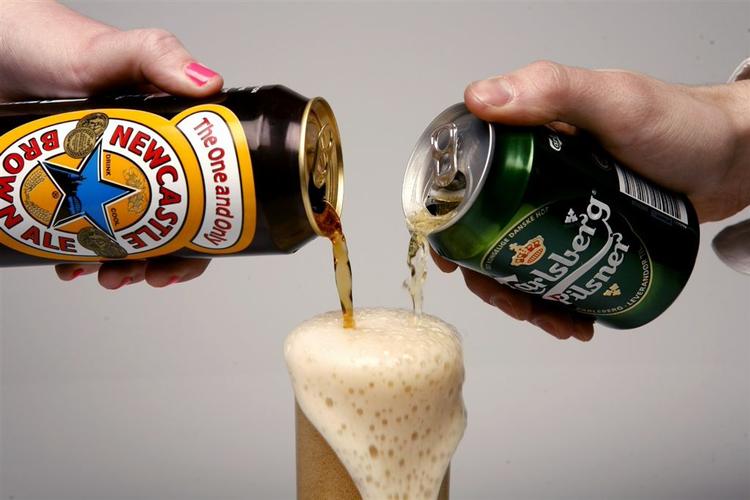 Carlsberg overtager en del af det britiske bryggeri Scottish &amp; Newcastle. Resten får Heineken. 