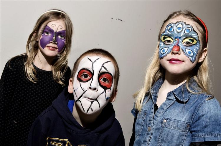 Her er det børn fra fritidshjemmet Vokseværket, som er malet næsten til ukendelighed. Fra venstre er det Rosalina, Balthazar og Johanna. 