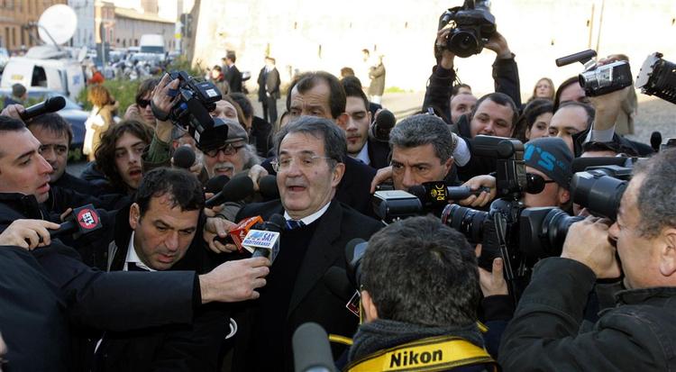 Den afgåede regeringschef Romano Prodi møder pressen. 