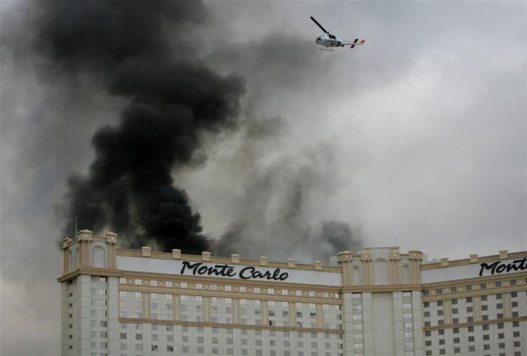 En større brand er brudt ud på The Monte Carlo Hotel and Casino i Las Vegas. 