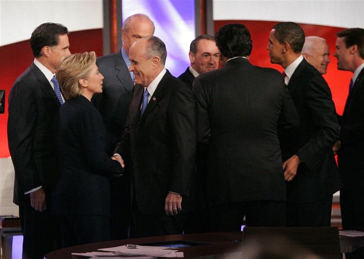 Den amerikanske avis New York Times giver sin opbakning til Clinton og McCain i valget af præsidentkandidater for de to partier. 