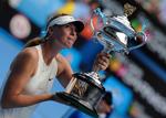 Efter en sejr over serberen Ana Ivanovic kunne Maria Sjarapova løfte pokalen i Australian Open. 