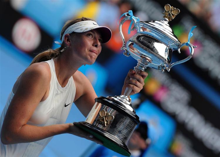 Efter en sejr over serberen Ana Ivanovic kunne Maria Sjarapova løfte pokalen i Australian Open. 