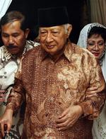 Suharto, der kom mtil magtten ved et kup, var Indonesiens  præsident i mere end tre årtier. 
