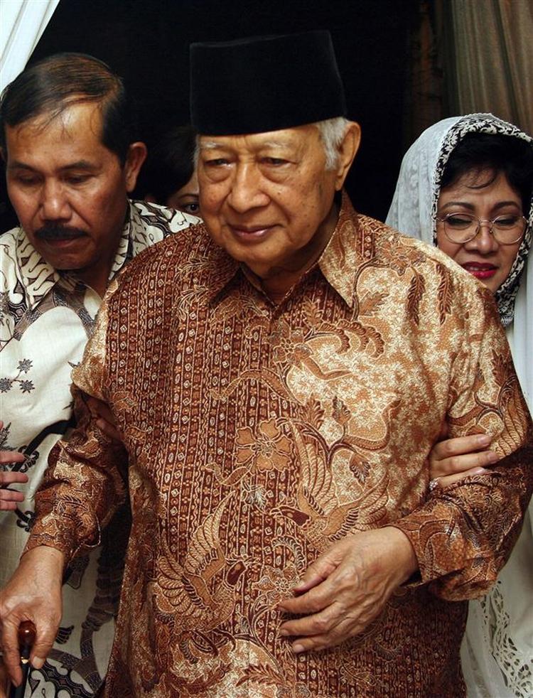 Suharto, der kom mtil magtten ved et kup, var Indonesiens  præsident i mere end tre årtier. 