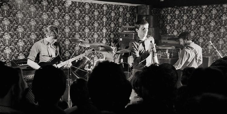 Joy Division 14. marts 1979 på Bowden Vale Youth Club. Efter Ian Curtis' død dannede de øvrige medlemmer bandet New Order. 