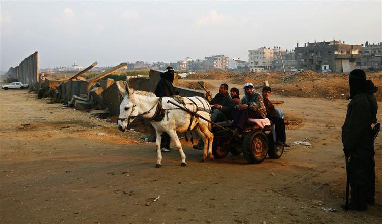 Palæstinenserne benytter de huller i muren, som Hamas har sprængt, til at handle i Egypten. 