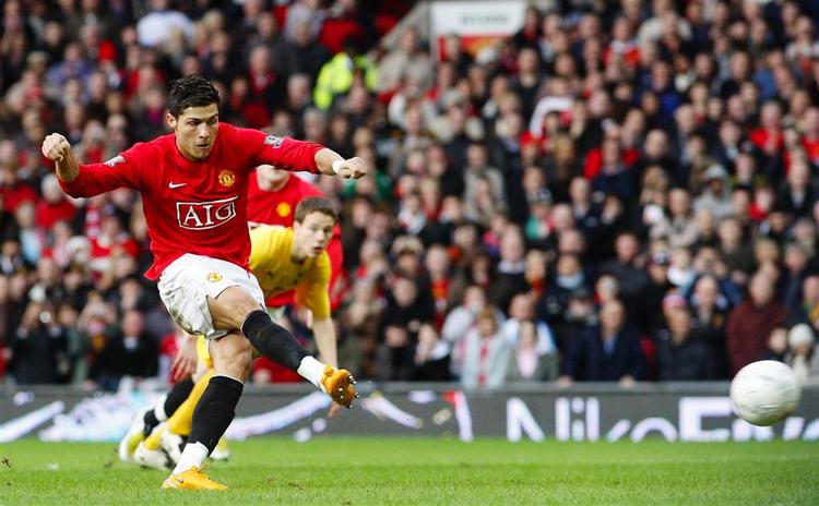 Christiano Ronaldo scorer på straffe for Manchester United i sejren over Tottenham. 