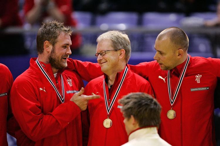 Ulrik Wilbek har vundet fire guldmedaljer med det kvindelige landshold, men dagens guld var hans første med Joachim Boldsen og Mikkel Aagaard. 