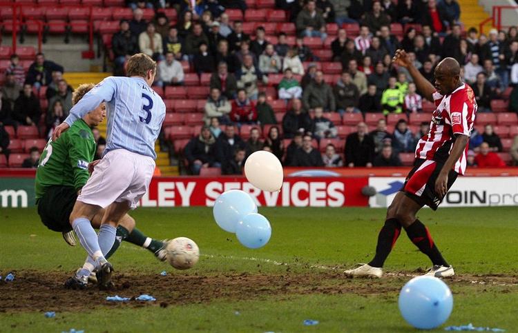 Luton Shelton profiterede af ballonerne, da han scorede til 1-0 for Sheffield United. 