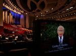 Arkivfoto af Gordon Hinckley fra en videtransmitteret tale i 2005. 