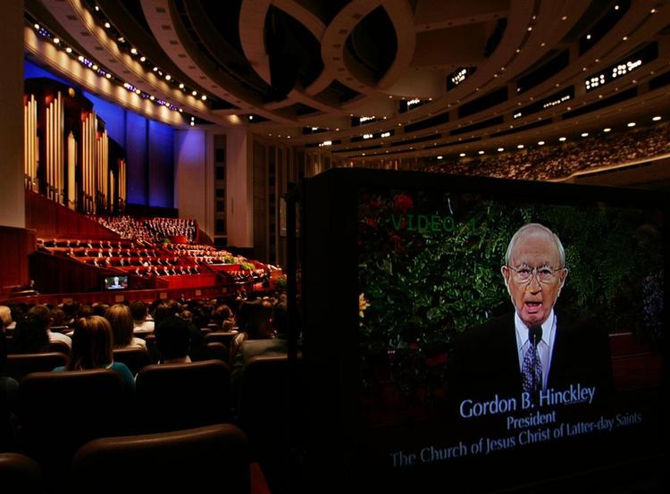 Arkivfoto af Gordon Hinckley fra en videtransmitteret tale i 2005. 