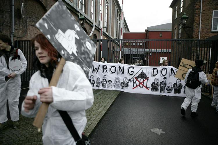 Unge har i dag mandag valgt at blokere H.C. Ørstedværket i København. 