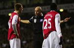 Dommeren måtte lægge sig imellem, da holdkammeraterne Nicklas Bendtner (tv) og Emmanuel Adebayor kom i håndgemæng under kampen mod Tottenham 22. januar 2008. Arkivfoto. 