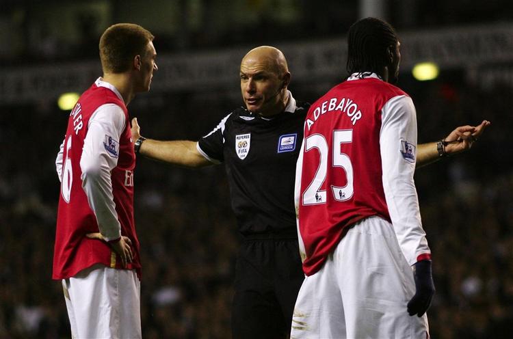 Dommeren måtte lægge sig imellem, da holdkammeraterne Nicklas Bendtner (tv) og Emmanuel Adebayor kom i håndgemæng under kampen mod Tottenham 22. januar 2008. Arkivfoto. 