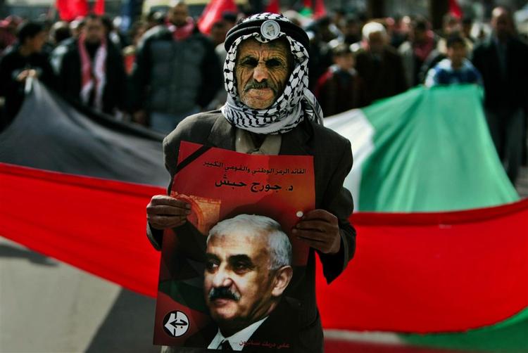 En ældre palæstinenser fremviser et portræt af PFLP-grundlægger Habash. 