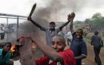 Volden i Kenya er optrappet i de senere dage. Her er en gruppe mænd  fra Luo-stammen bevæbnet med macheter på jagt efter medlemmer af Kikuyu-stammen. 