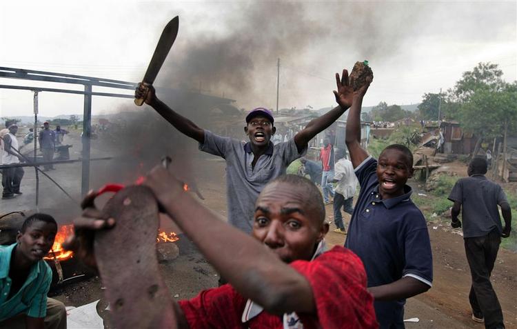 Volden i Kenya er optrappet i de senere dage. Her er en gruppe mænd  fra Luo-stammen bevæbnet med macheter på jagt efter medlemmer af Kikuyu-stammen. 
