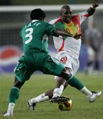 Mohamed Sissoko (t.h.) er en travl mand i øjeblikket. Han er i fuld gang med at spille om det afrikanske mesterskab i Ghana, men har haft tid til at tage til Italien for at underskrive med Juventus. I aften spiller Mali topkamp ved African Cup of Nations mod Elfenbenskysten. 