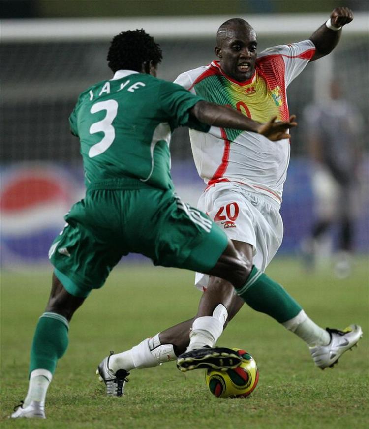 Mohamed Sissoko (t.h.) er en travl mand i øjeblikket. Han er i fuld gang med at spille om det afrikanske mesterskab i Ghana, men har haft tid til at tage til Italien for at underskrive med Juventus. I aften spiller Mali topkamp ved African Cup of Nations mod Elfenbenskysten. 