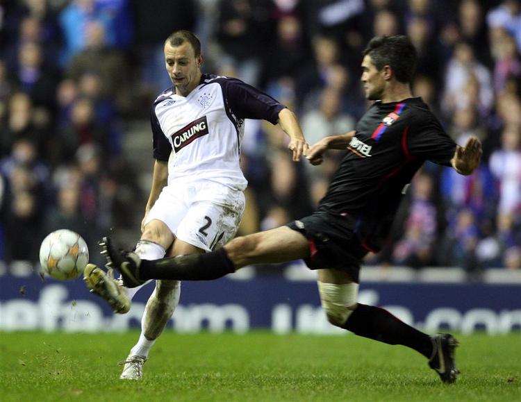 Alan Hutton (i hvidt) vil være savnet på Rangers-holdet til næste måneds UEFA Cup-kampe mod Panathinaikos. 