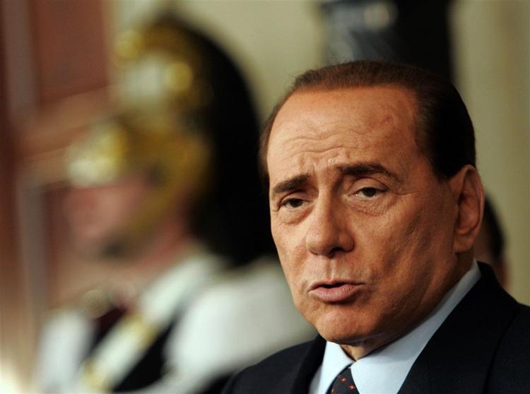 Silvio Berlusconi kræver hurtigt valg i det kriseramte Italien. 