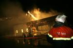 Brandvæsenet kæmper mod flammerne i Taastrup. Politiet ved endnu ikke, hvad der har forårsaget branden. 