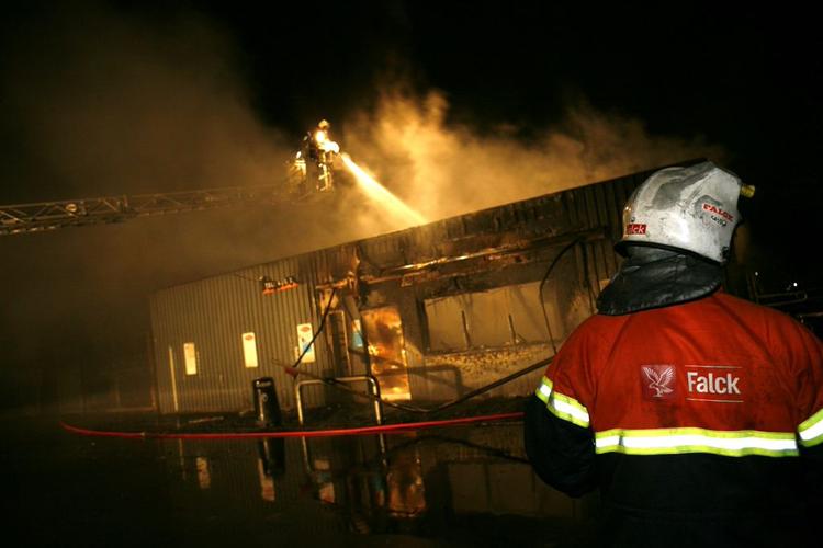 Brandvæsenet kæmper mod flammerne i Taastrup. Politiet ved endnu ikke, hvad der har forårsaget branden. 