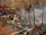 Beboere i slumkvarteret Kibera i Nairobi forsøger at slukke en brand. 