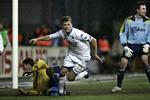 FCK's Marcus Allbäck har scoret til 1-1 søndag og Brøndbys målmand Stephan Andersen kan bare se til. 