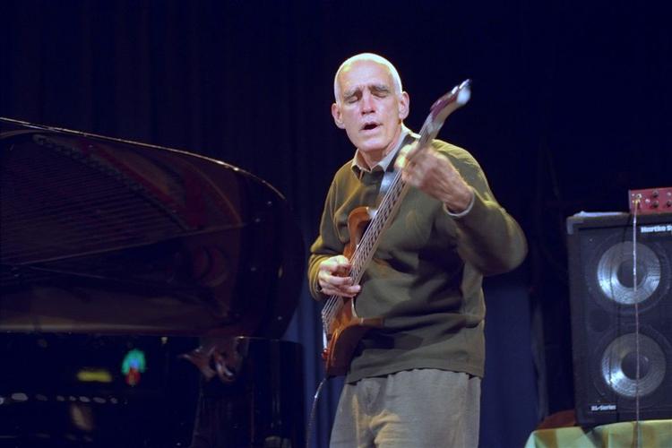 Bassisten Steve Swallow udgør den ene del af den improviserende jazztrio. 