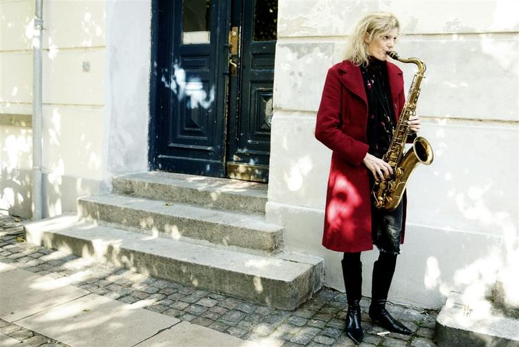 Tenorsaxofonisten Christina Dahl spiller med som gæst på 'The Sophisticated Ladies play Ellington'. 