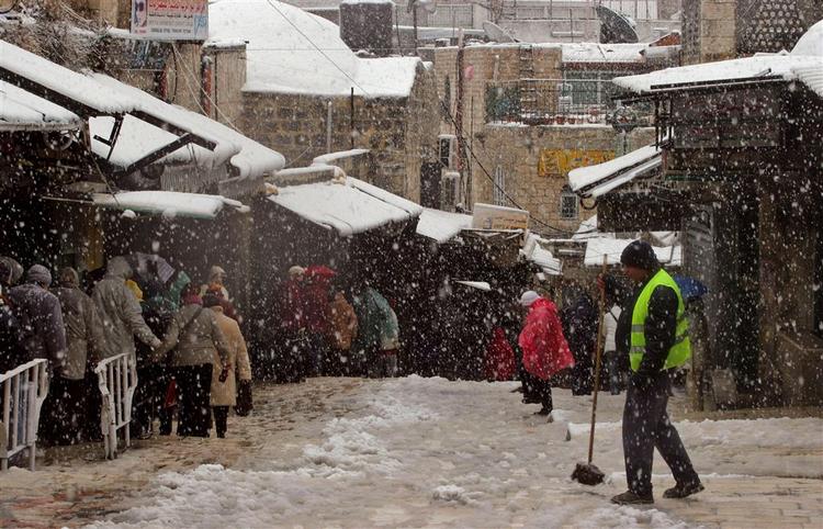 En kommunal medarbejder har taget kampen op mod sjappet i Jerusalem, der for en stund har overskrevet dagsordenen om Olmerts mulige afgang. 