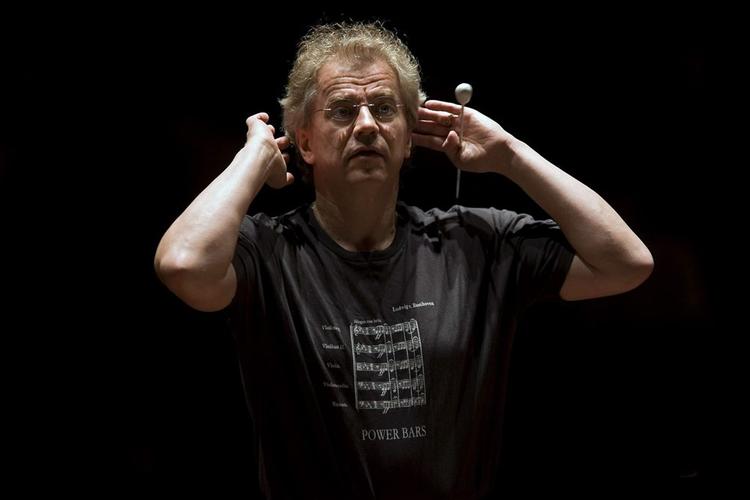 Finske Osmo Vänskä er så småt ved at afslutte en fremragende serie med alle Beethovens symfonier på cd. Her dirigerer han Minnesota Orchestra i Usher Hall i Edinburgh august 2006 under fremførelse af Beethovens klaverkoncert nr. 3.  Foto: Polfoto 