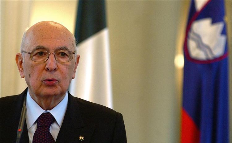Italiens præsident, Giorgio Napolitano, har bedt Senatets formand om at danne en overgangsregering. 