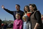 John Edwards havde sin hustru Elizabeth og deres fælles tre børn om sig, da han officielt bekendtgjorde, at han dropper ud af valgkampen. 