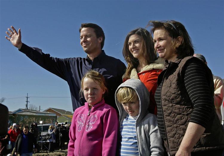 John Edwards havde sin hustru Elizabeth og deres fælles tre børn om sig, da han officielt bekendtgjorde, at han dropper ud af valgkampen. 