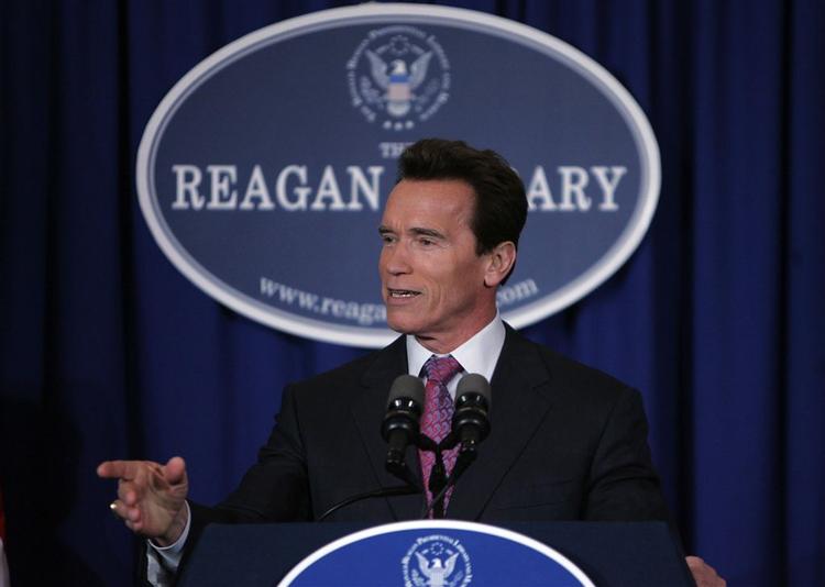 Arnold Schwarzenegger stiller sig senere i dag bag John McCains  præsidentkandidatur. 