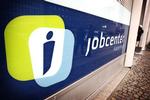 Lempelige regler og øget skatterabat skal tiltrække udenlandsk arbejdskraft, foreslår de økonomiske vismænd. 