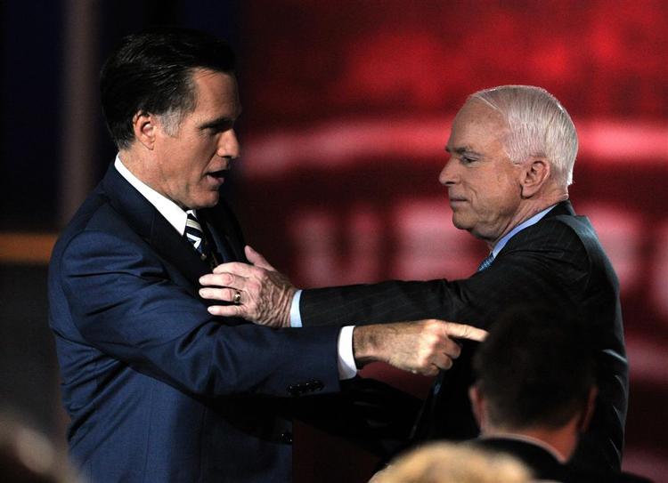 Mitt Romney (tv) og John McCain hilser. Men forholdet mellem de to kandidater er generelt ikke hjerteligt. 