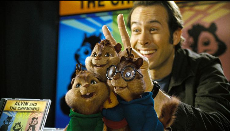 De tre jordegern frække Alvin, kloge Simon og lille følsomme Theodore med den flinke sangskriver spillet af Jason Lee. Foto fra filmen. 