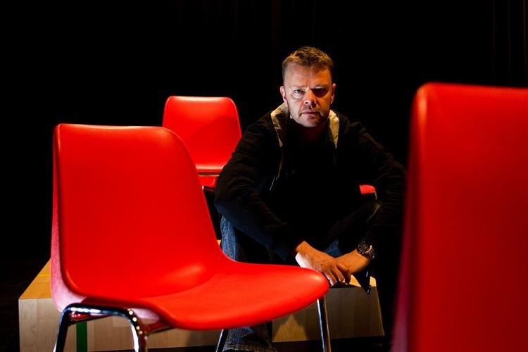 Komikeren Carsten Bang debuterer som dramatiker med forestillingen 'Gud´me' i Svendborg. 